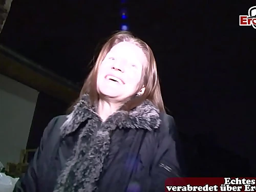 Deutsches normales m&auml;dchen von nebenan auf stra&szlig;e angsprochen f&uuml;r amateur audition