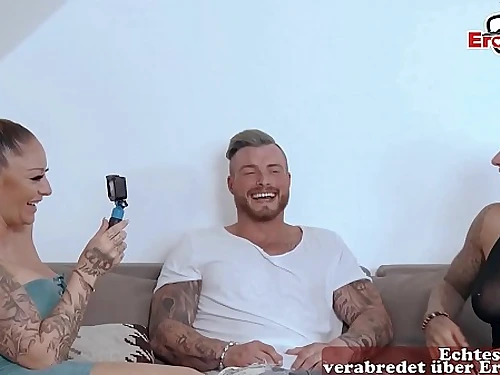 Deutsche Fitness Mummies beim rectal dreier FFM mit tat