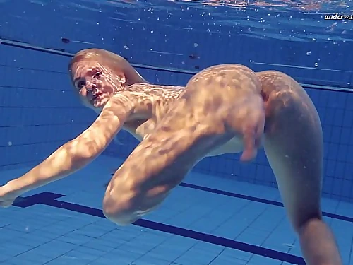 Hot Elena flashes what she can do under water